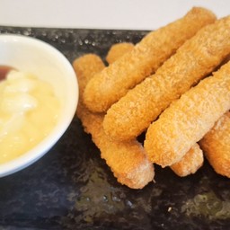 นักเก็ตสติ๊กไก่ผสมข้าวโพด