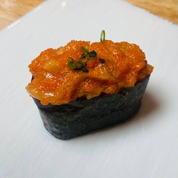 Spicy salmon sushi ( 2 คำ )