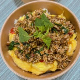 ข้าว กะเพราหมูสับ ไข่ข้น