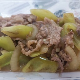 เนื้อผัดพริกหยวกกับข้าว