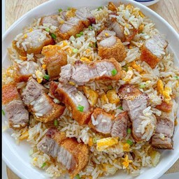 ข้าวผัดหมูกรอบ