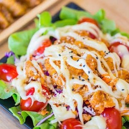 สลัดไก่กรอบ