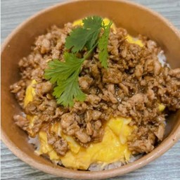 ข้าว หมูกะเทียมไข่ข้น