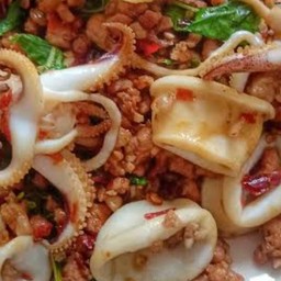 ข้าวกระเพราปลาหมึก + หมูสับ