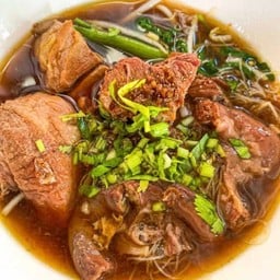 บะหมี่หมูตุ๋นน้ำตก