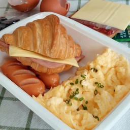Breakfast Croissant Set - ครัวซองต์แฮมชีส เสิร์ฟพร้อมไข่กวนและไส้กรอก
