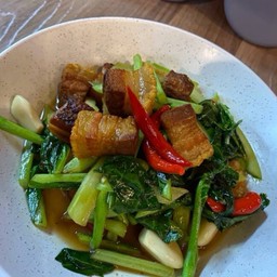 คะน้าหมูกรอบ