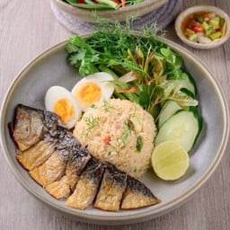 ข้าวผัดแมวปลาย่างผักสด