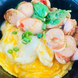 ข้าวไข่ข้นกะเพราไส้กรอก