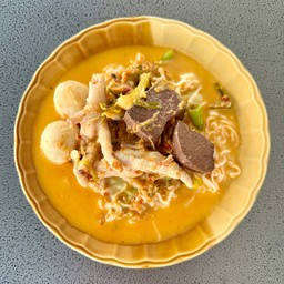 ขนมจีนบีบสดน้ำยากะทิตีนไก่