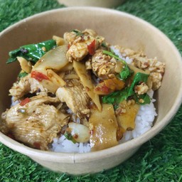 ข้าว หมูผัดพริกแกงหน่อไม้