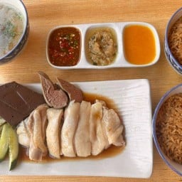 ฟู่ข้าวมันไก่ แยกตลาดเอี่ยมสมบัติ อ่อนนุช