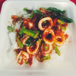 พริกแกงปลาหมึกใส่ถั่ว