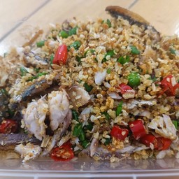 ปลาทูเถื่อนคั่วพริกเกลือ  กับข้าว