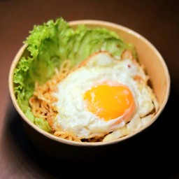 บะหมี่อินโดแบบที่ 1 ท็อปด้วยไข่ดาวลาวาเยิ้มๆ