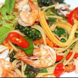 สปาเกตตีผัดฉ่ากุ้งเด้ง