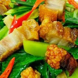 ข้าวคะน้าหมูกรอบ