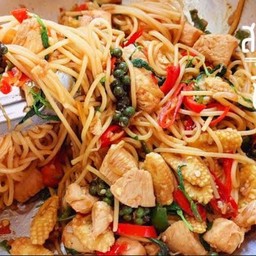 สปาเกตตีผัดฉ่าอกไก่