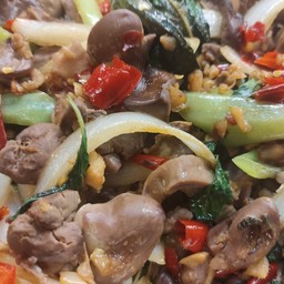 กะเพราเครื่องในไก่