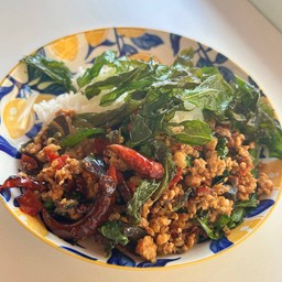 103 ไข่เยี่ยวม้า กะเพรากรอบ(หมูสับ) ราดข้าว