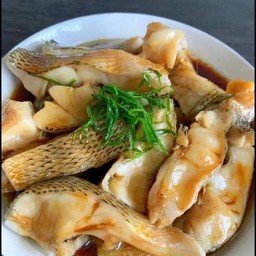 ปลานิลแล่หั่นชิ้นนึ่งซีอิ้ส