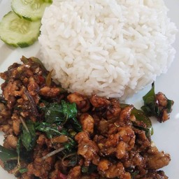 กระเพรา 5 พริก หมูสับ ราดข้าว