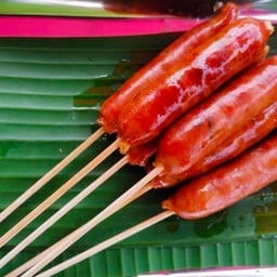 ไส้อั่วหมู  ไม้ละ 10  เสิร์ฟพร้อมผักสด