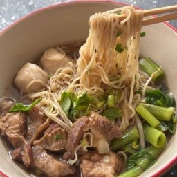 ก๋วยเตี๋ยวหมูตุ๋น เฮียโก