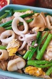 เส้นใหญ่ผัดซีอิ้วปลาหมึก