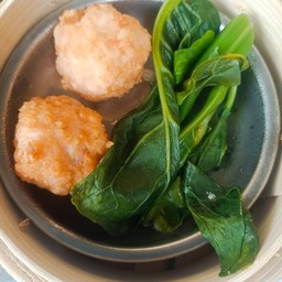 ลูกชิ้นกุ้งหน้ามนผัดกวางตุ้ง (ลูกชิ้นกุ้งเด้งทอด)