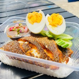 ข้าวปลานิลแกะ ไข่ต้ม น้ำบูดูชาวใต้