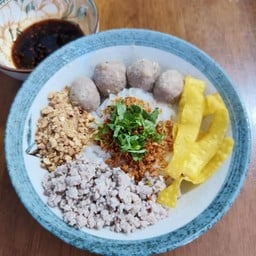 ก๋วยเตี๋ยวคลุก ไข่ราชสีห์