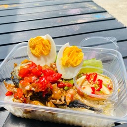ข้าวปลาทูแกะราดผัดพริกสดไข่ต้ม