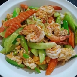 แตงกวาผัดไข่ใส่แครอท+กุ้ง(กับข้าว)