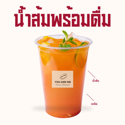 น้ำส้มพร้อมดื่มในแก้ว
