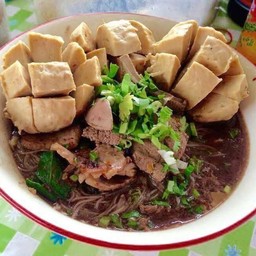 เกาเหลาหมูน้ำตก ลูกชิ้นยักษ์ 3 ลูก