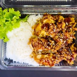 ข้าวไก่กรอบซอสเผ็ดเกาหลี