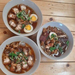 ก๋วยจั๊บ น้ำข้น นายเฮง สูตรโบราณ