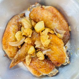 ปีกไก่ทอดกระเทียม (8 ชิ้น)