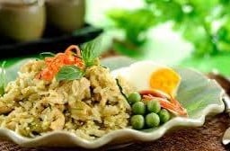 ข้าวผัดแกงเขียวหวานหมู