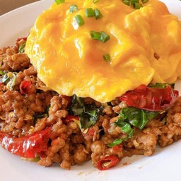 ไข่ข้นกระเพราไก่สับหรือไก่ชิ้นตามลูกค้าต้องการคะ