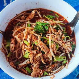 เกาเหลาไก่ฉีก ลูกชิ้นยักษ์ 2 ลูก