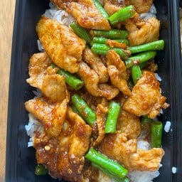 ผัดพริกแกงหมู