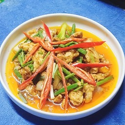 ไก่ผัดน้ำพริกเผากับข้าว