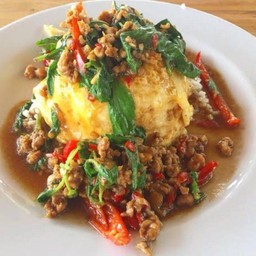 ไข่ข้น กระเพราเนื้อ