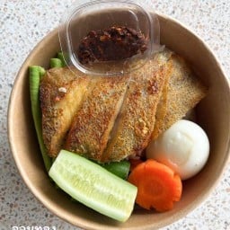 ข้าวน้ำพริกปลาทอด by panda