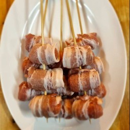 หมูสามชั้นพันไส้กรอกแดง