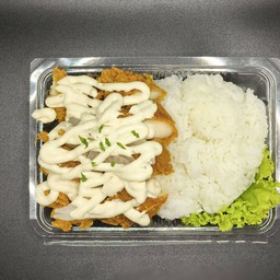 ข้าวไก่กรอบซอสหัวหอมและชีส