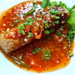 ปลากะพงทอดราดพริก