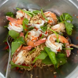 ยำมาม่ากุ้งสุก10ตัว